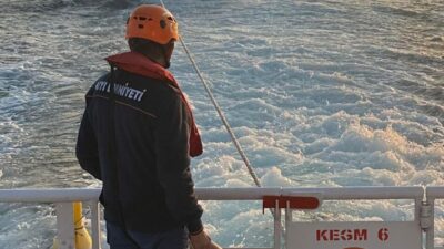 Orhan AKTUĞ/LAPSEKİ (Çanakkale), – ÇANAKKALE Boğazı’nda makine arızası nedeniyle sürüklenen,