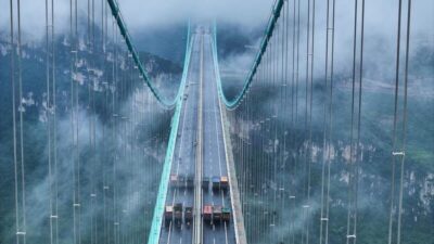 ÇİN, – DÜNYANIN en büyük köprüsü olduğu belirtilen, ‘Huajiang Kanyon