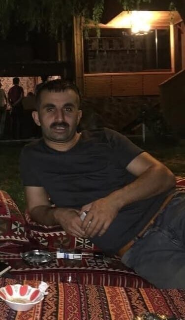 Gıyasettin TETİK-Seyfettin EKEN/DİYARBAKIR, – DİYARBAKIR’ın Bağlar ilçesinde evinin önünde aracına