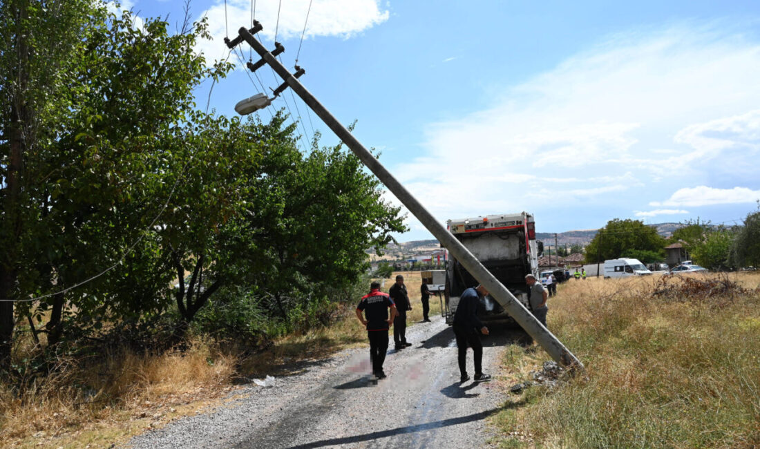 Burak CAN/KIRIKKALE, – KIRIKKALE’de belediyeye ait çöp kamyonunun elektrik direğine