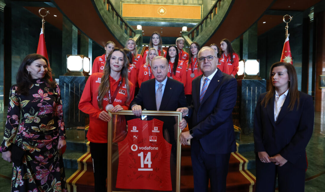 Cumhurbaşkanı Erdoğan, A Milli Kadın Voleybol Takımı’nı kabul etti ANKARA, – CUMHURBAŞKANI Recep Tayyip Erdoğan, 2025 FIVB Dünya Şampiyonası’nda