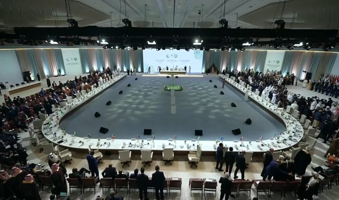 Cumhurbaşkanı Erdoğan, İslam İşbirliği Teşkilatı-Arap Ligi Olağanüstü Zirvesi’ndeki aile fotoğrafı çekimine katıldı KATAR, – CUMHURBAŞKANI Recep Tayyip Erdoğan, Katar’ın başkenti Doha’da düzenlenen