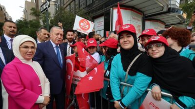 TÜRKEVİ’NDE SEVGİ GÖSTERİLERİYLE KARŞILANDI Cumhurbaşkanı Recep Tayyip Erdoğan ile eşi