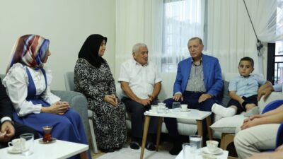 DEPREMZEDE AİLEYE YENİ EVLERİNDE ZİYARET Cumhurbaşkanı Recep Tayyip Erdoğan, Malatya