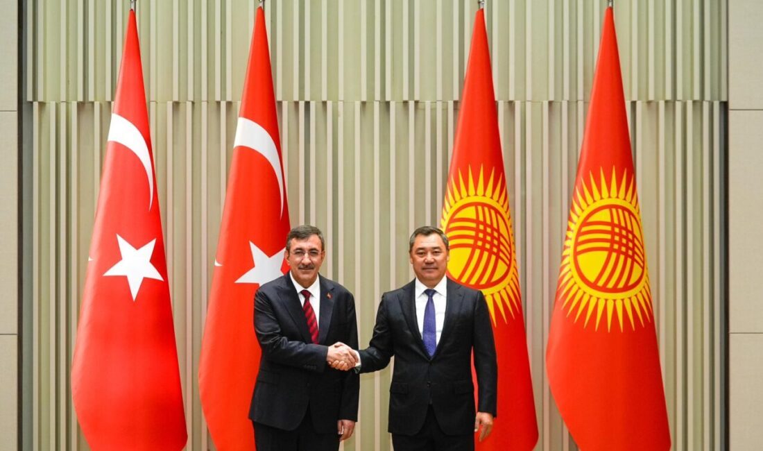 Cumhurbaşkanı Yardımcısı Yılmaz, Kırgızistan Cumhurbaşkanı Caparov ile görüştü KIRGIZİSTAN, – CUMHURBAŞKANI Yardımcısı Cevdet Yılmaz, Kırgızistan Cumhurbaşkanı Sadır Caparov