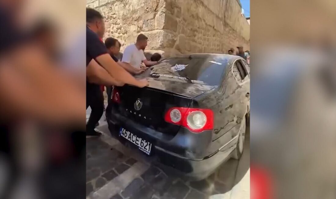 Ali LEYLAK/ŞANLIURFA, – ŞANLIURFA’da, navigasyonla yolunu bulmaya çalışan sürücünün otomobili