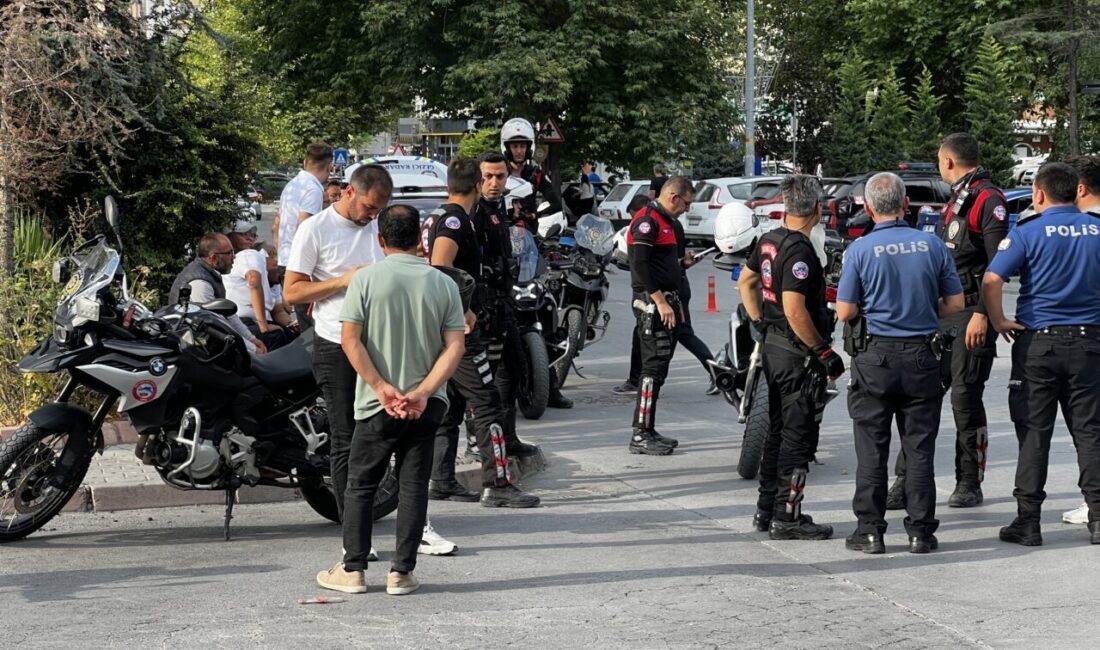 Furkan KAVUKLU/KAYSERİ, – KAYSERİ’de devrilip park halindeki otomobile çarpan motosikletteki,
