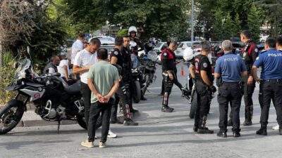 Furkan KAVUKLU/KAYSERİ, – KAYSERİ’de devrilip park halindeki otomobile çarpan motosikletteki,