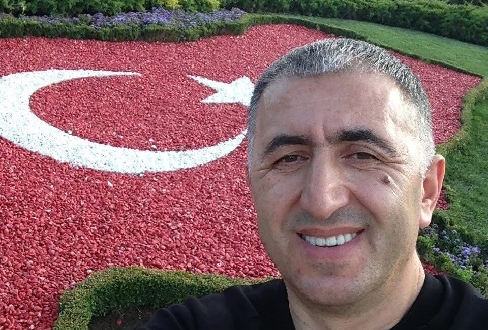 Serhat YILMAZ/AKYAZI (Sakarya), – SAKARYA’nın Akyazı ilçesinde devrilen traktörün sürücüsü