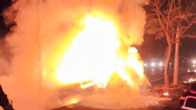 Gıyasettin TETİK-Seyfettin EKEN/DİYARBAKIR, – DİYARBAKIR’da kaldırıma çarpıp yanan otomobildeki 3