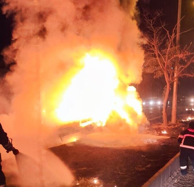 Gıyasettin TETİK-Seyfettin EKEN/DİYARBAKIR, – DİYARBAKIR’da kaldırıma çarpıp yanan otomobildeki 3