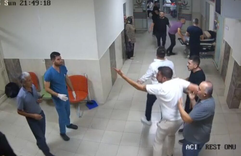 YAKINLARI SAĞLIK PERSONELİNE SALDIRMIŞ Adana’nın Kozan ilçesinde düğünde çıkan kavgada