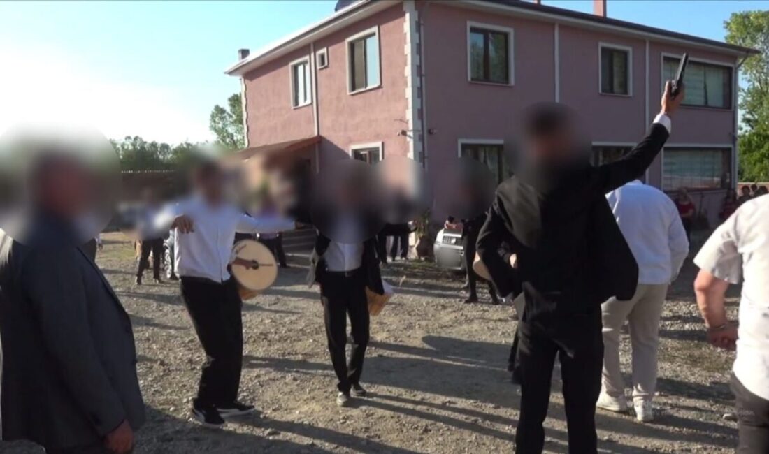 KASTAMONU, – KASTAMONU’da düğünde havaya ateş açılırken kurşun isabet eden