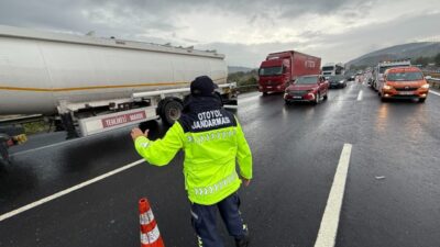 Musa KESKİN/GÜMÜŞOVA (Düzce), – DÜZCE’nin Gümüşova ilçesinde Anadolu Otoyolu’nda 3