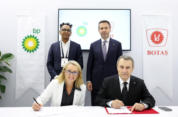 Enerji ve Tabii Kaynaklar Bakanı Alparslan Bayraktar, Milano’da düzenlenen Gastech