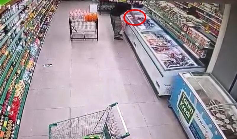 Yiğithan HÜYÜK/ BURSA, – BURSA’da A.Ö. (42), markette derin dondurucudan
