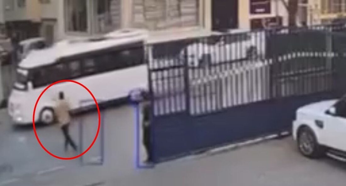 Yiğithan HÜYÜK/BURSA, – BURSA’da, sürücüsünün el frenini çekmediği minibüs aniden