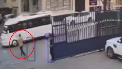 Yiğithan HÜYÜK/BURSA, – BURSA’da, sürücüsünün el frenini çekmediği minibüs aniden