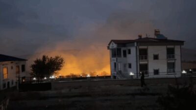 Tekin YALÇINKAYA/ KOVANCILAR (Elazığ), – ELAZIĞ’ın Kovancılar ilçesinde anız yangını