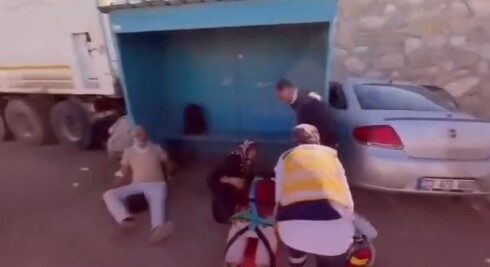 Tekin YALÇINKAYA/ELAZIĞ, – ELAZIĞ’da yol kenarındaki durağa çarpan otomobildeki 1’i