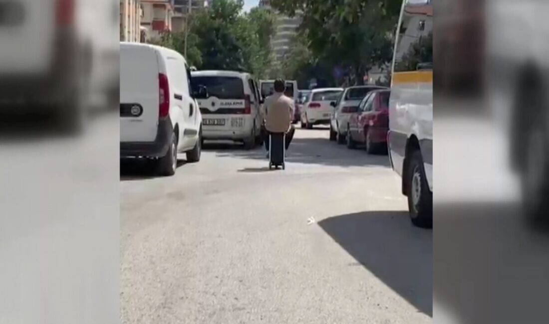Mehmet Gökhan HAKBİLİR/ANKARA, – ANKARA’da trafikte elektrikli skuter valizle yolculuk