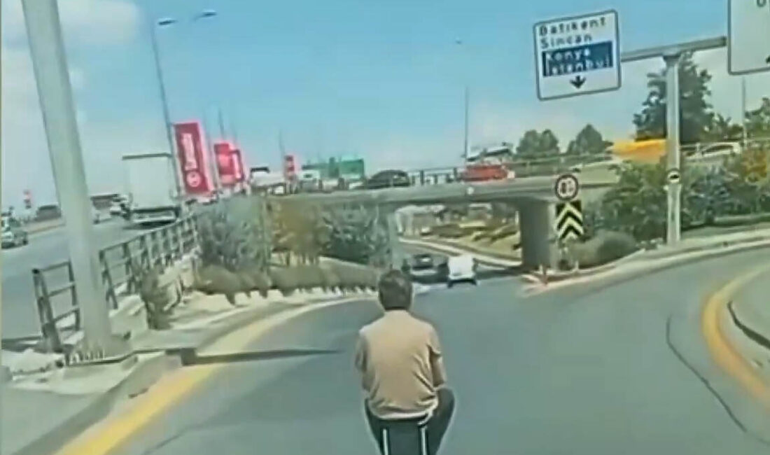 ANKARA, – ANKARA’nın Altındağ ilçesinde elektrikli skuter valizle trafikte seyreden