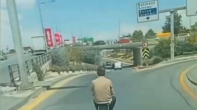 ANKARA, – ANKARA’nın Altındağ ilçesinde elektrikli skuter valizle trafikte seyreden