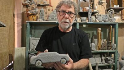 Selim KAYA/DİYARBAKIR, – DİYARBAKIR’da, emekli Fransızca öğretmeni Mahmut Nurettin Medyelioğulları