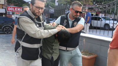 Batuhan KILIÇ/ESKİŞEHİR, – ESKİŞEHİR’de sokak ortasında eşini dövüp, boğazını sıktığı