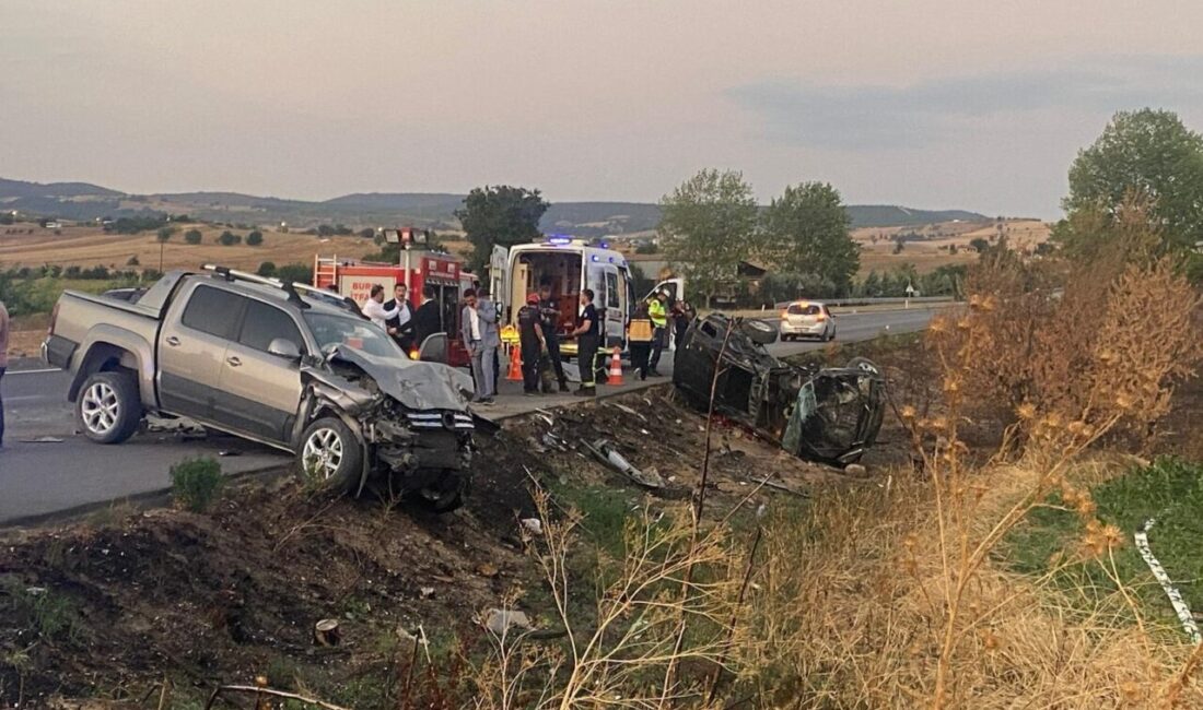 Mine AK/ YENİŞEHİR(Bursa), – BURSA’nın Yenişehir ilçesinde kamyonetle otomobilin çarpıştığı