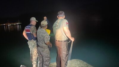 Ali LEYLAK/ ŞANLIURFA, – ŞANLIURFA’nın Siverek ilçesinde serinlemek için Fırat