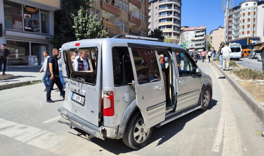Mehmet ÖZKAN/ HAKKARİ, -HAKKARİ’de freni boşalan çekici, önündeki 5 araca