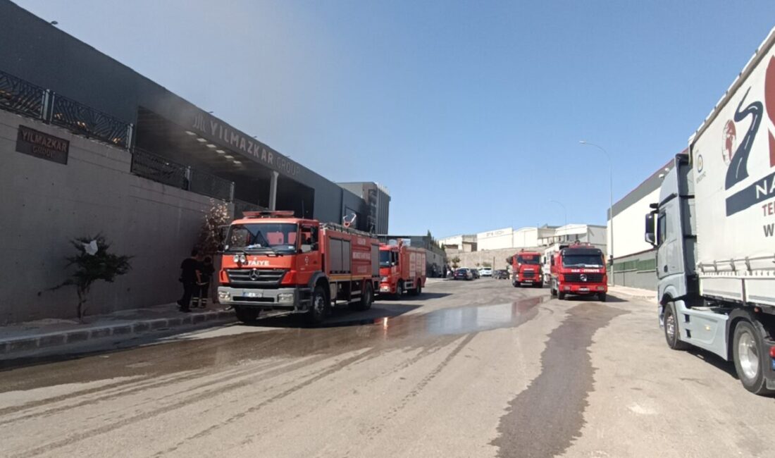 Ahmet ATMACA/GAZİANTEP, – GAZİANTEP’te ıslak mendil fabrikasında çıkan yangın, itfaiye