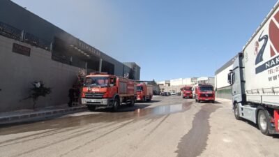 Ahmet ATMACA/GAZİANTEP, – GAZİANTEP’te ıslak mendil fabrikasında çıkan yangın, itfaiye