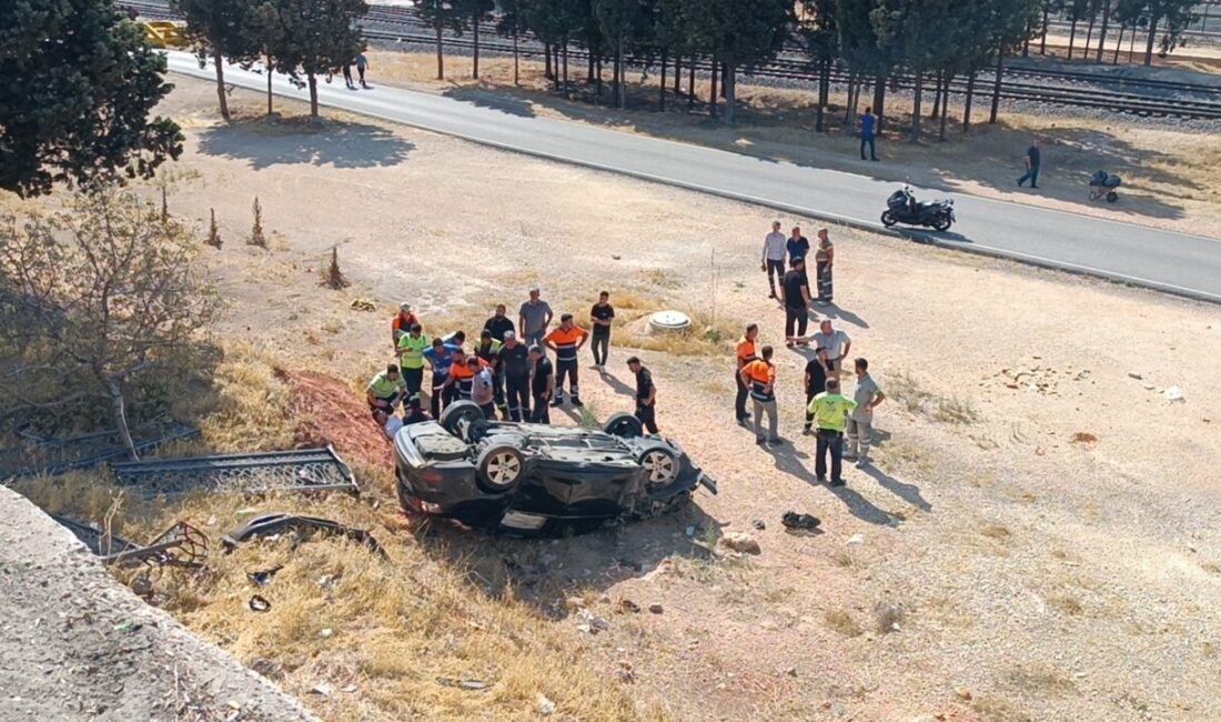 Ahmet ATMACA/GAZİANTEP, – GAZİANTEP’te bariyere çarpıp şarampole devrilen otomobilin sürücü,