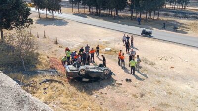 Ahmet ATMACA/GAZİANTEP, – GAZİANTEP’te bariyere çarpıp şarampole devrilen otomobilin sürücü,
