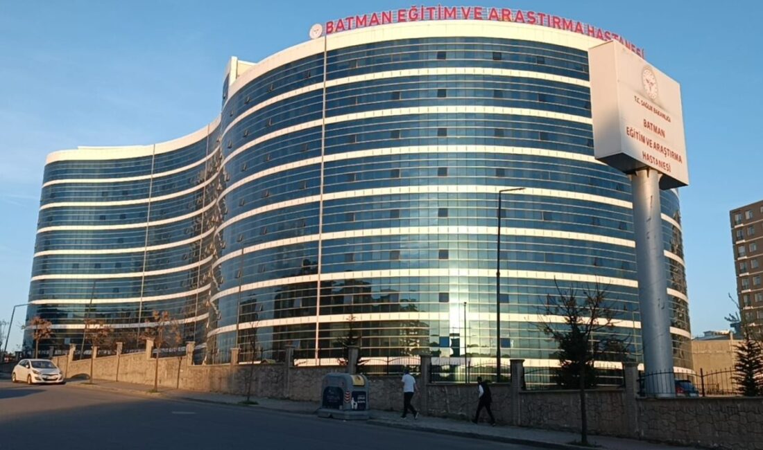 Bayram AYHAN/BATMAN, – BATMAN’da, sürücüsünün geri manevra yaptığı minibüsün çarptığı