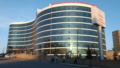 Bayram AYHAN/BATMAN, – BATMAN’da, sürücüsünün geri manevra yaptığı minibüsün çarptığı