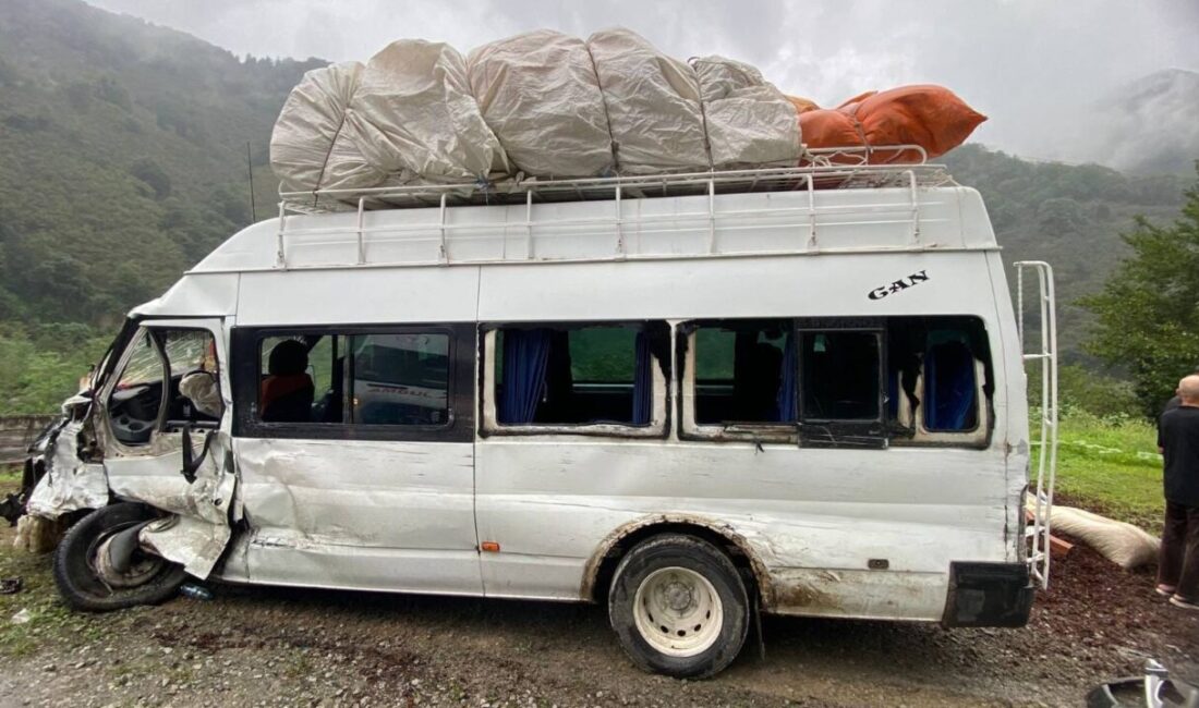 Hakan KABAHASANOĞLU/ TİREBOLU (Giresun), – GİRESUN’un Tirebolu ilçesinde 2 minibüsün