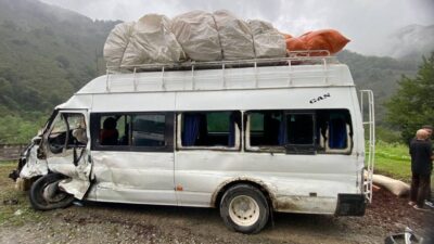 Hakan KABAHASANOĞLU/ TİREBOLU (Giresun), – GİRESUN’un Tirebolu ilçesinde 2 minibüsün