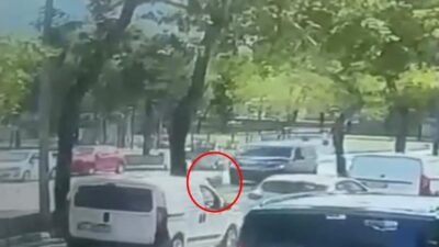 Yiğithan HÜYÜK/BURSA, – BURSA’da, yolun karşısına geçerken hafif ticari aracın