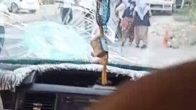 HAKKARİ, – HAKKARİ’nin Geçimli köyünde yolcu alan minibüs, bir grubun