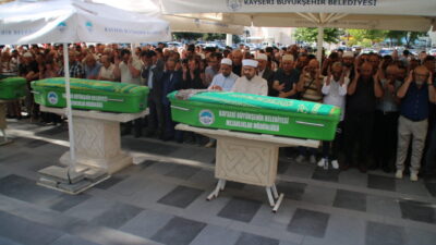 ANNE VE OĞLU, SON YOLCULUĞUNA UĞURLANDI Kayseri’de iki otomobilin çarpıştığı