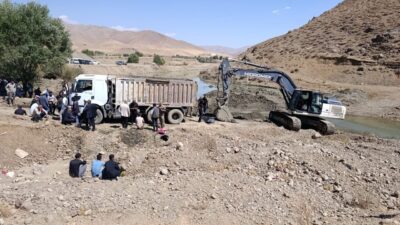 Yaşar KAPLAN/YÜKSEKOVA (Hakkari)- HAKKARİ’nin Yüksekova ilçesinde Servet Arslan (21), kullandığı