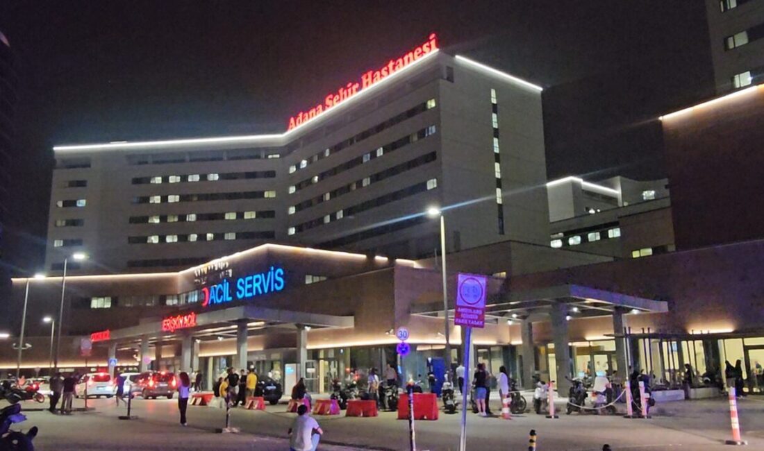 Gökhan KESKİNCİ/ADANA, – ADANA’da, çalıştığı spot mobilya dükkanının önünde motosikletli