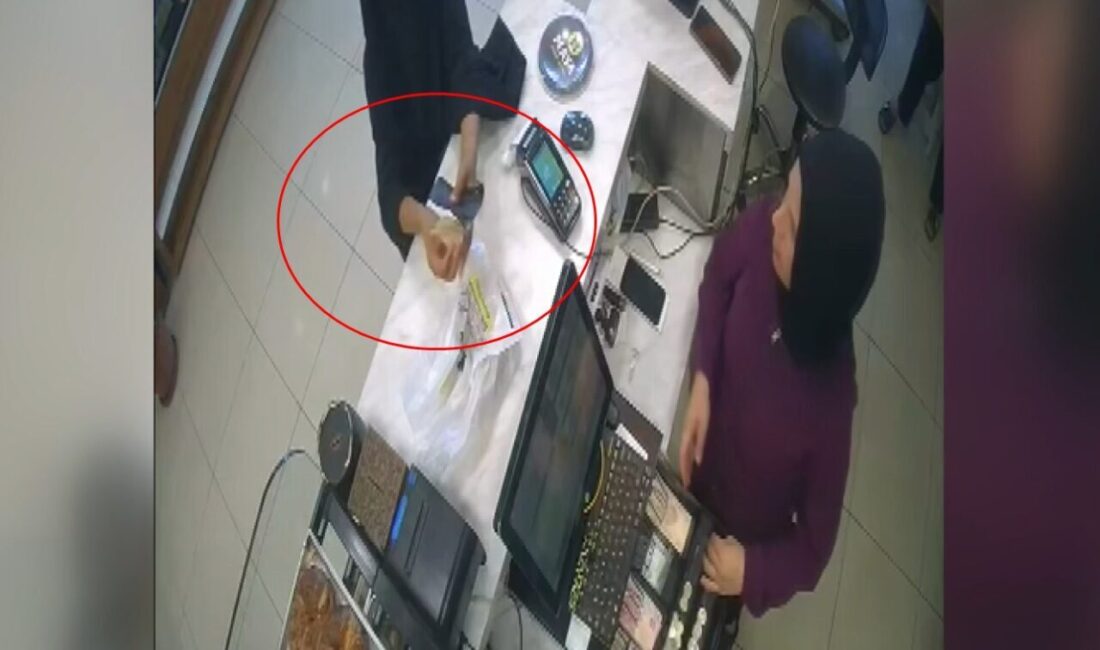 Yiğithan HÜYÜK/BURSA, – BURSA’da bir pastaneye gelen kadının ‘yırtık para’