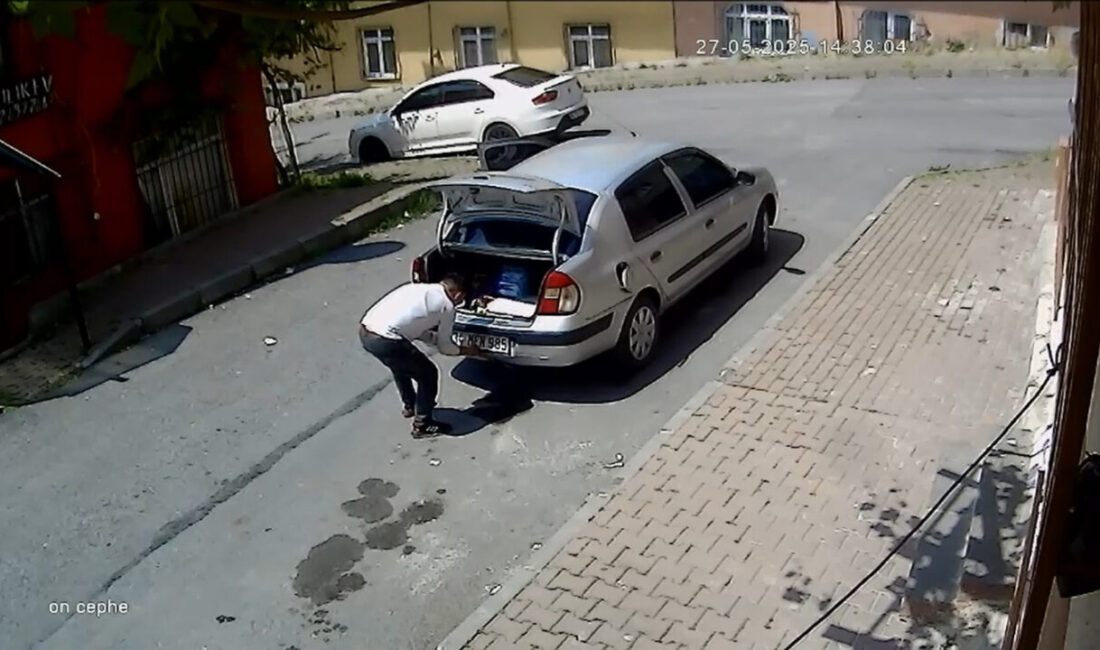Ali AKSOYER/İSTANBUL – İSTANBUL’da park halindeki otomobilleri taklit kontak anahtarı