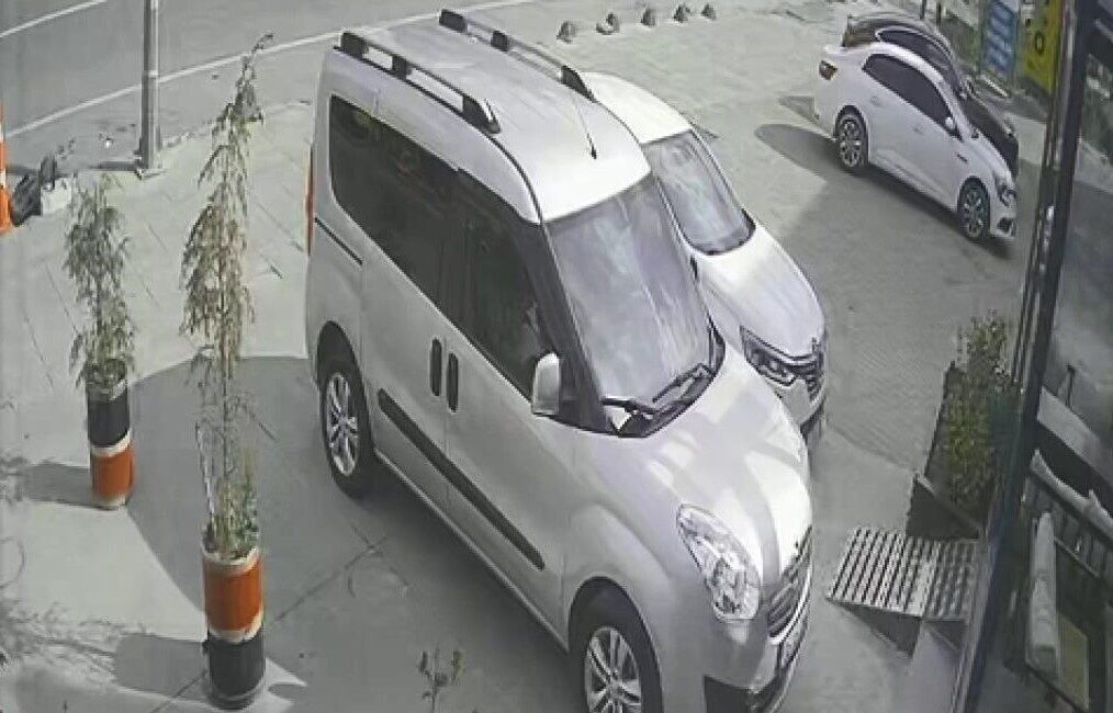 Taylan ERGÜN / İSTANBUL – ARNAVUTKÖY’de yolun karşısına geçmeye çalışan