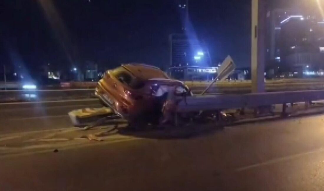 Soner HASIRCIOĞLU/İSTANBUL, – ATAŞEHİR’de, seyir halindeki otomobil yol ayrımındaki bariyere