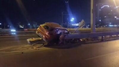 Soner HASIRCIOĞLU/İSTANBUL, – ATAŞEHİR’de, seyir halindeki otomobil yol ayrımındaki bariyere